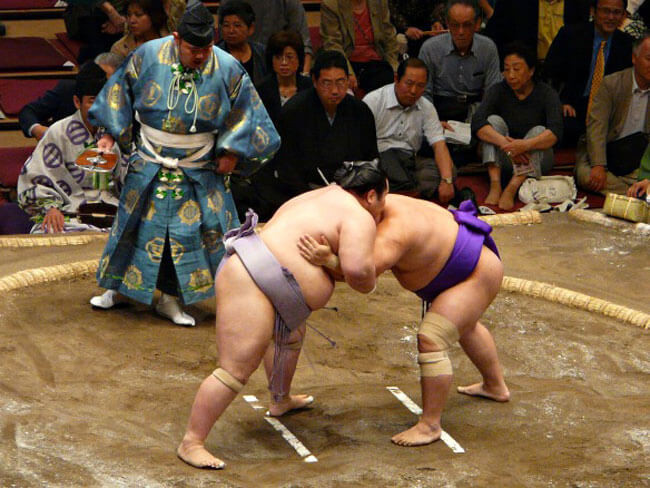 Thời gian diễn ra lễ hội Sumo vào giữa tháng 9 hàng năm kéo dài trong 15 ngày
