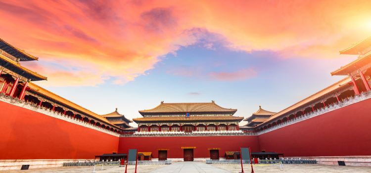 Mái ngói hoàng lưu ly và tường đỏ là điểm đặc trưng cho lối kiến trúc cung đình của Tử Cấm Thành.