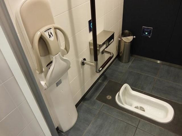 Nhà vệ sinh kiểu ngồi xổm ở Nhật Bản