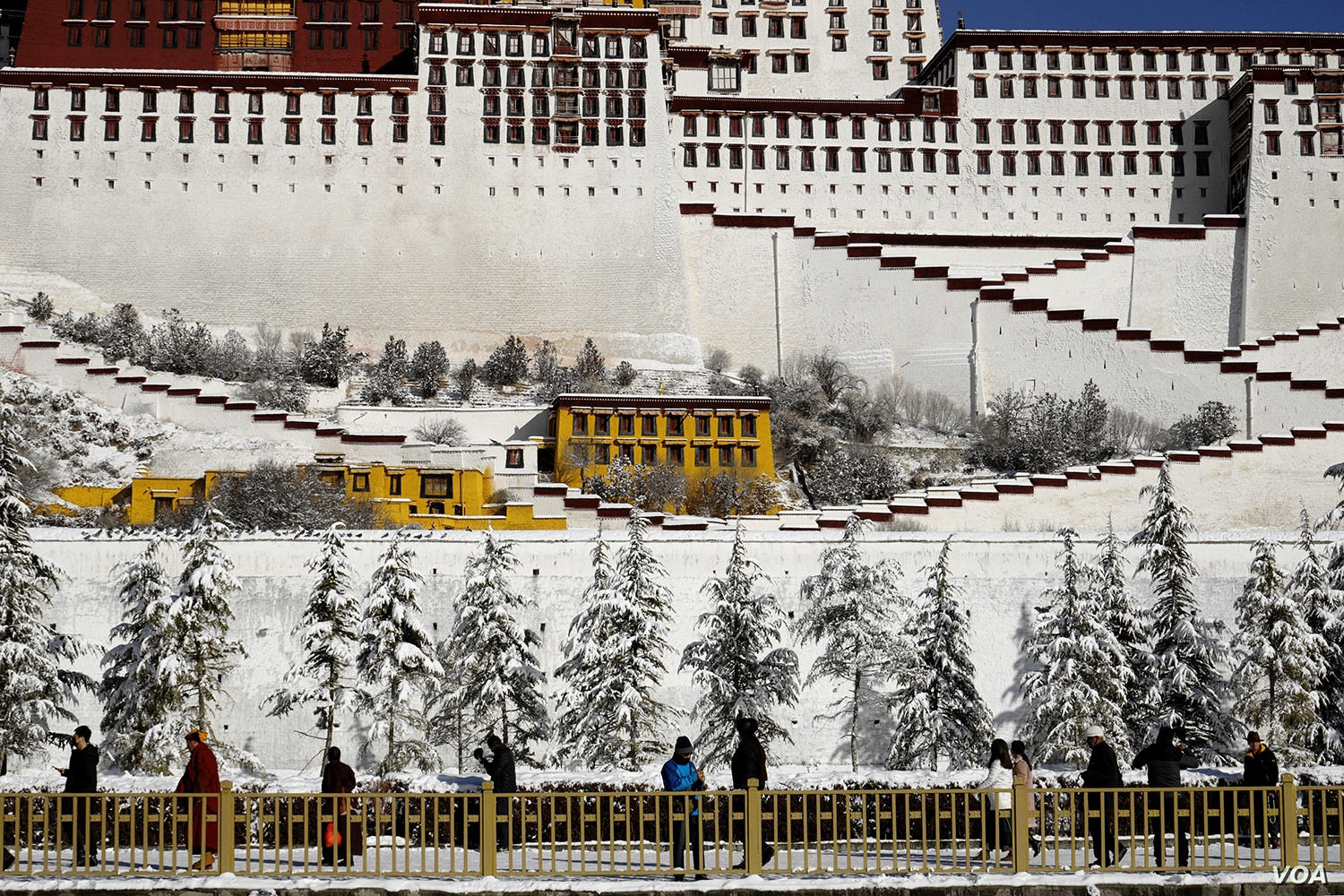 Tây Tạng phủ tuyết trắng trong mùa đông. Ảnh: VOA.