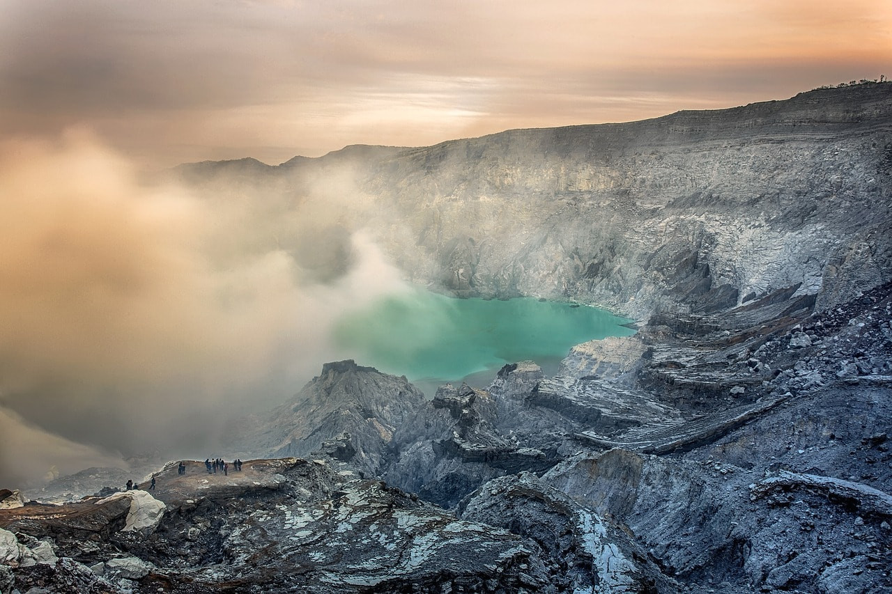 Hiện tượng lửa xanh thu hút nhiều du khách tham quan núi lửa Ijen.