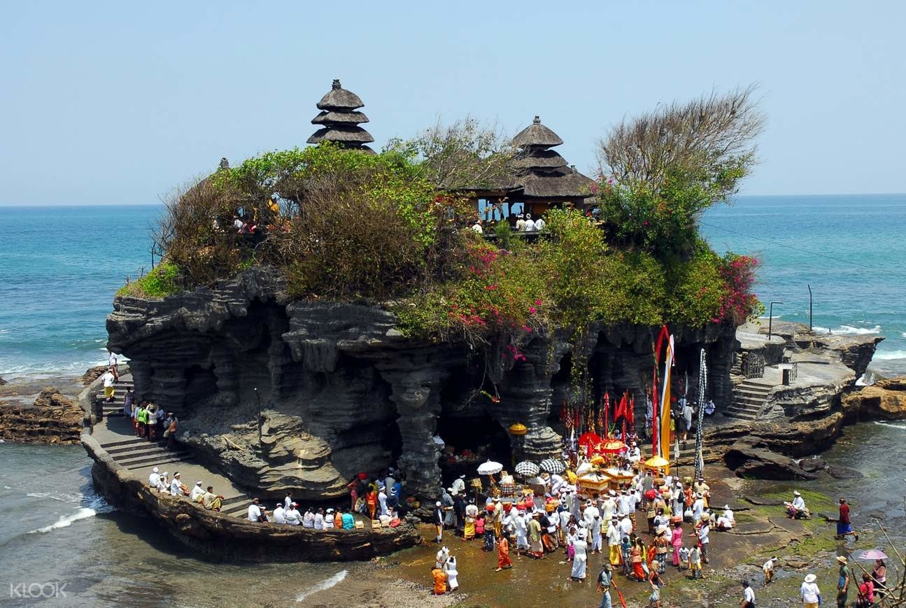 Ngôi đền nằm trọn trên khối đá giữa đại dương. Ảnh: Klook.
