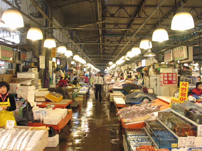 Chợ hải sản Noryanjing là một trong những nơi bạn có thể ăn hải sản với giá tiền hợp lý<