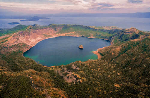Đảo Vulcan Point nằm trên đảo Núi lửa, thuộc đảo Luzon. Ảnh: Mark Lehmkuhler/Atlasobscura.