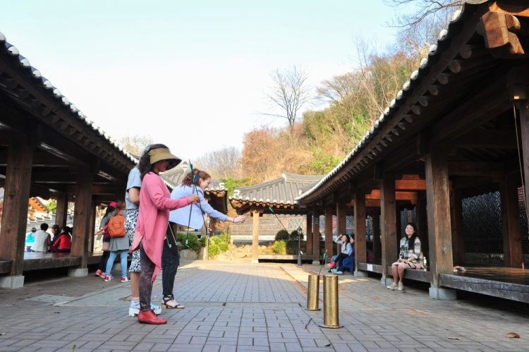Du khách trải nghiệm các trò chơi dân gian trong tết cổ truyền Hàn Quốc. Ảnh: Shutterstock.