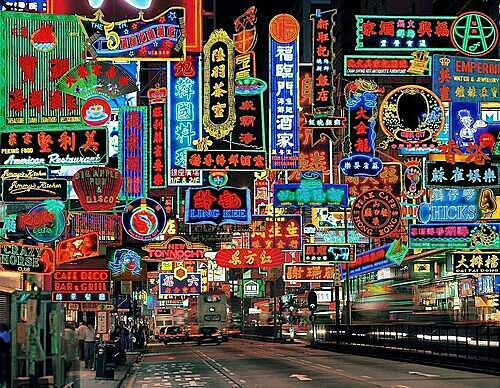 Đường Nathan nổi tiếng với con phố sầm uất và luôn rực rỡ sắc màu của các biển đèn led, đây cũng là nơi quay nhiều cảnh trong phim Chungking Express. Ảnh: u/Bioniclly/Reddit.