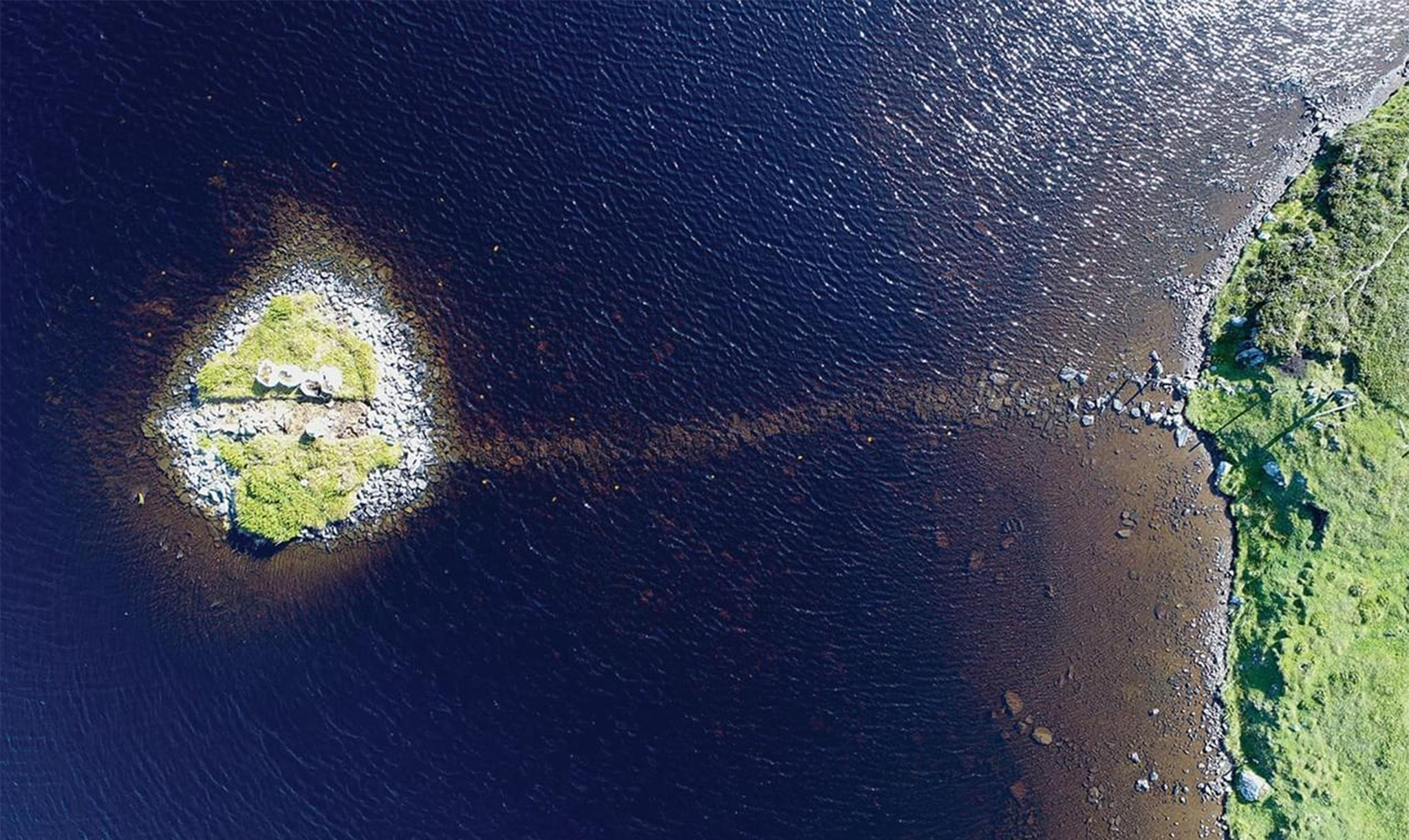 Eilean Dòmhnuill, ở Bắc Uist, Scotland, được xem là hòn đảo đầu tiên xây dựng, từ 3200 đến 2800 TCN. Ảnh: F. Sturt.