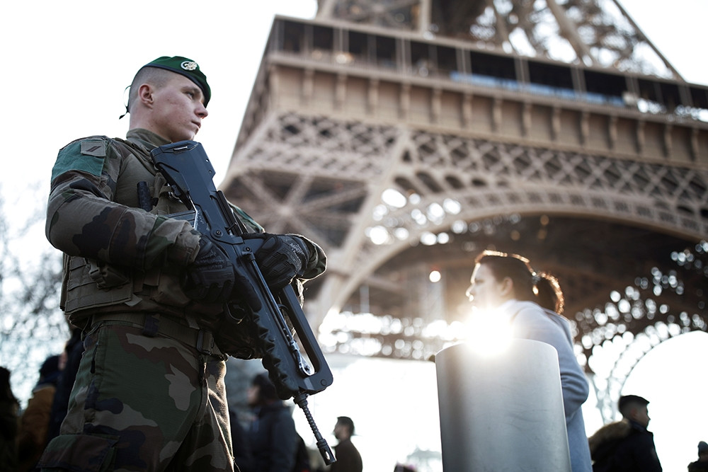 Thế giới chuẩn bị đón năm mới 2020 - Binh lính Pháp tuần tra gần Tháp Eiffel