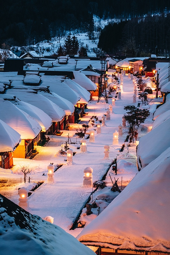 Ngôi làng cổ phủ tuyết như cổ tích. Ảnh: nuu_jeed/Shutterstock.