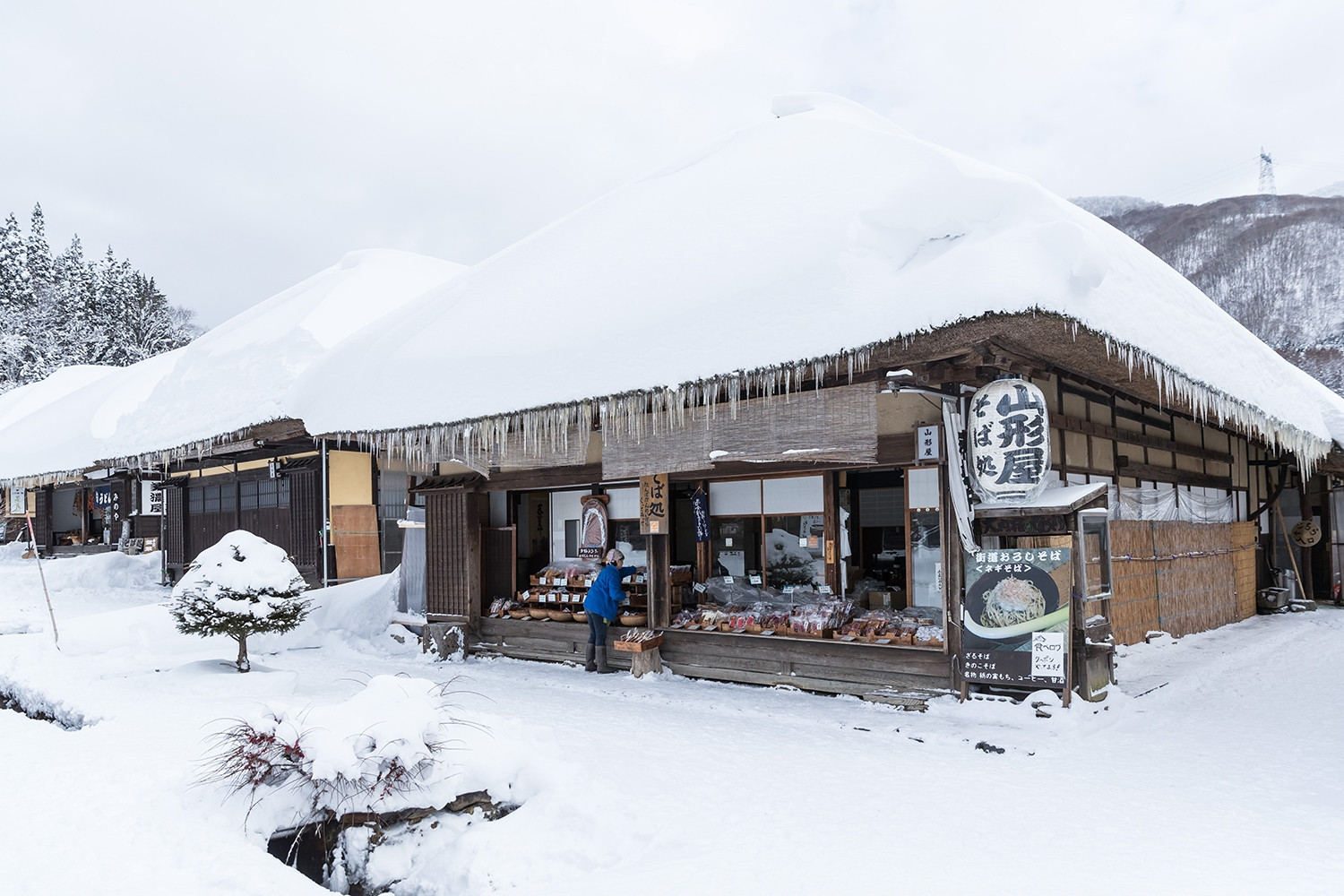 Ngôi làng cổ phủ tuyết như cổ tích. Ảnh: Sakarin Sawasdinaka/Shutterstock.