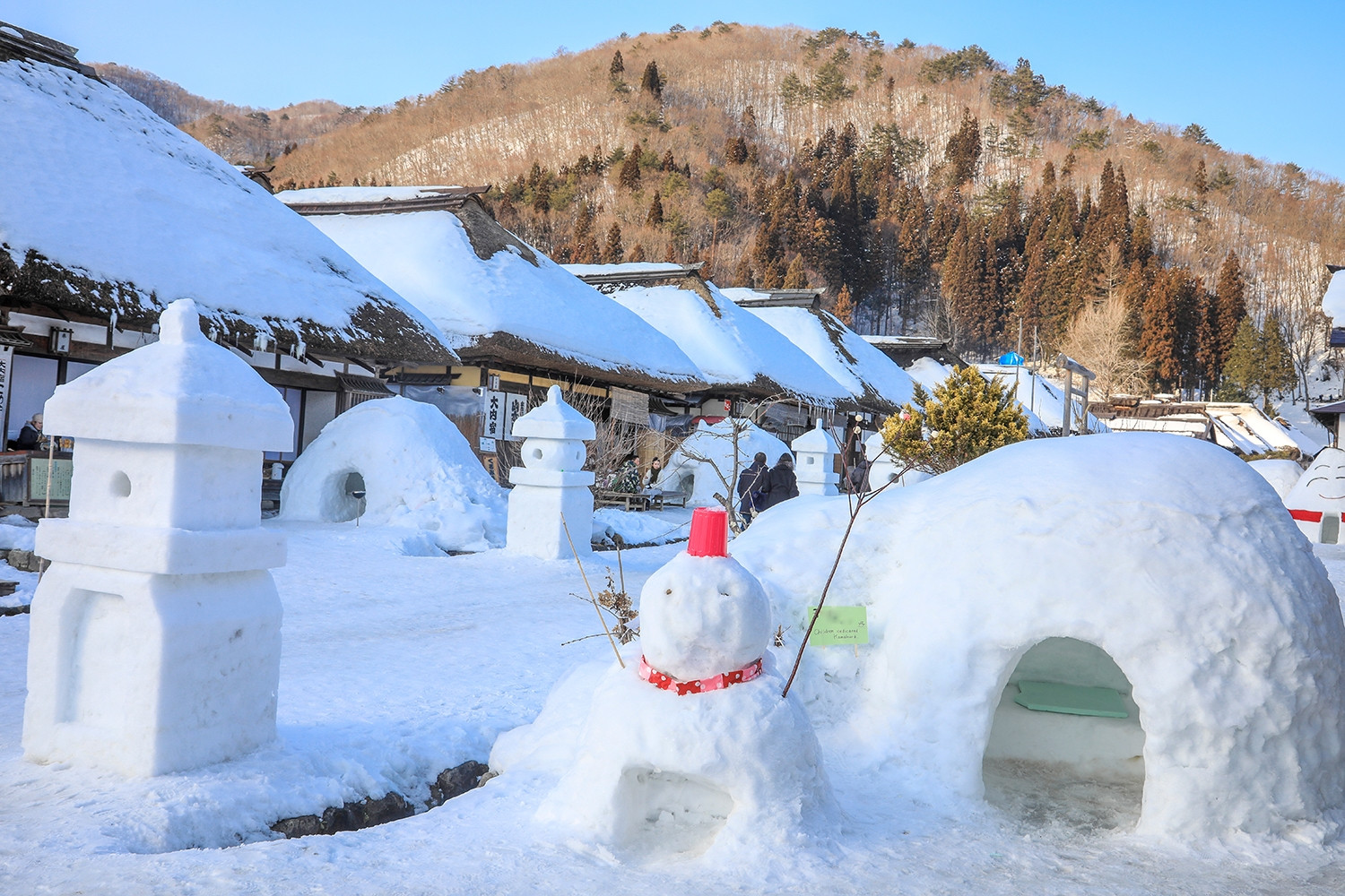 Ngôi làng cổ phủ tuyết như cổ tích. Ảnh: Club4traveler/Shutterstock.