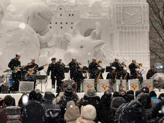 Hạm đội 7 Mỹ biểu diễn tại lễ hội tuyết Sapporo. Ảnh: Ben Farone/ Wikimedia