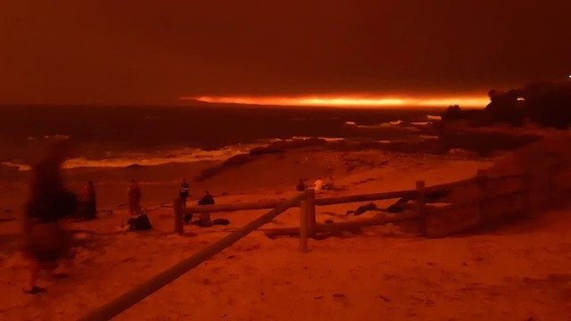 Bầu trời đỏ rực trong đám cháy rừng. Ảnh: Dané le Roux.