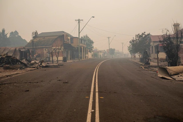 Những tòa nhà trên phố chính Main Street bị lửa thiêu rụi tại Cobargo, New South Wales ngày 1/1/2020. Ảnh: Sean Dave/AAP. 