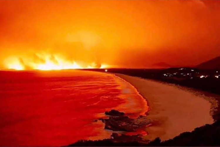 Bờ biển Port Macquarie, bang New South Wales trước và trong vụ cháy rừng. Ảnh: Reddit.