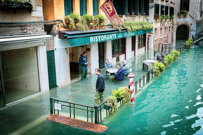 Một góc phố ngập lụt giữa Venice - Ảnh: NATALIA ELENA MASSI