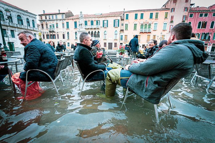Cà phê buổi sáng của du khách và người dân khi nước ở Venice dâng cao kỷ lục - Ảnh: NATALIA ELENA MASSI