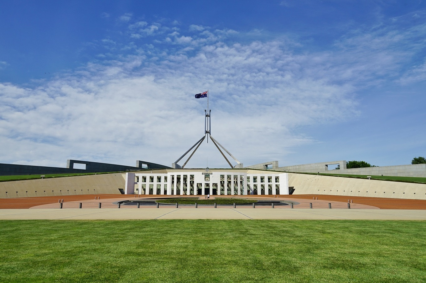 Thủ đô Canberra. Ảnh: EQRoy, Narendra Shrestha/Shutterstock.