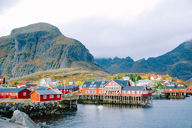 Làng Å có khoảng 150 cư dân sinh sống này tọa lạc trên mũi nam của quần đảo Lofoten, thuộc quận Nordland, phía bắc Na Uy. Ảnh: Someform.