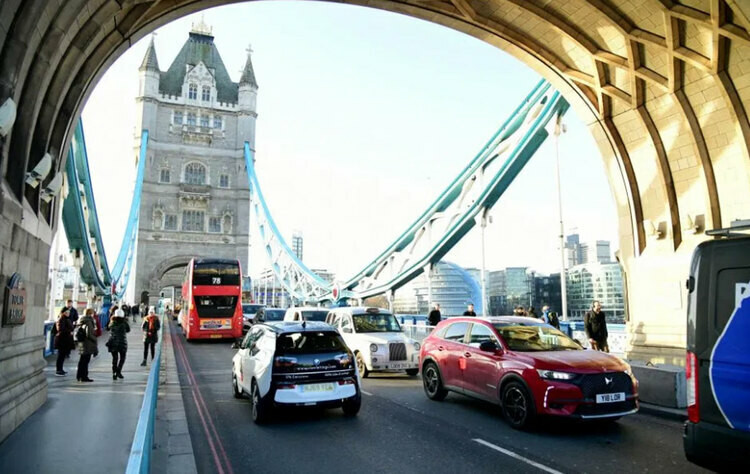 Đêm 23/3, thủ tướng Boris Johnson phát biểu trên truyền hình về việc Anh phong tỏa toàn quốc và có hiệu lực ít nhất 3 tuần. Theo đó, người dân bị cấm ra đường trừ một số trường hợp nhất định. Trên ảnh là cầu Tháp ở London, 10 ngày trước và sau lệnh phong tỏa.