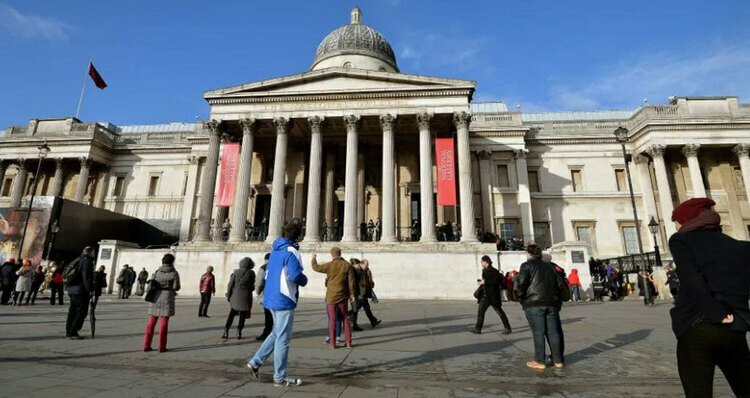 Theo đó, người dân chỉ được rời nhà để mua nhu yếu phẩm, sử dụng dịch vụ y tế, tập thể dục một lần mỗi ngày và đi làm (nếu đảm nhiệm những công việc đặc biệt quan trọng). Trên ảnh là quảng trường Trafalgar nổi tiếng ở trung tâm thủ đô London luôn đông kín khách du lịch (ảnh chụp hồi tháng 1) và không một bóng người (ảnh chụp hôm 26/3).