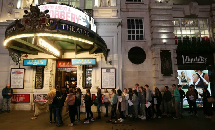 Theo thủ tướng Johnson, tính từ 23/3, cảnh sát sẽ có quyền xử phạt người cố tình vi phạm lệnh cấm và giải tán những nơi tụ họp đông người. Nhà hát Criterion ở London với dãy hàng dài người xếp hàng vào xem kịch hôm 12/3 và im ắng lạ thường vào hôm 24/3.