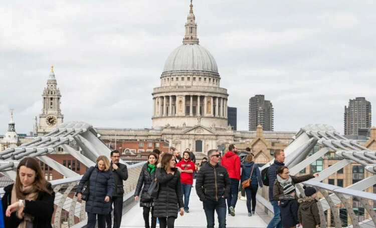 Người dân được khuyên không nên gặp gỡ bạn bè, nếu có bất kỳ lời mời nào hãy từ chối. Họ cũng được khuyên tạm thời không nên gặp gia đình, người thân nếu không sống cùng nhà. Cầu Thiên niên kỷ bắc qua sông Thames luôn tấp nập người qua lại cách đây 2 tuần. Nhưng sau khi có lệnh, người dân có xu hướng tránh chỗ đông người.