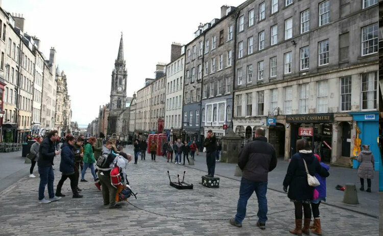 Các cửa hàng, phòng gym, địa điểm tôn giáo bị đóng cửa, mọi hoạt động xã hội như đám cưới sẽ phải hoãn. Tuy vậy, các đám tang vẫn được tổ chức. Royal Mile - con đường chính trong khu phố cổ ở Edinburgh, Scotland luôn chật kín du khách, với những quầy bar, nhà hàng mua sắm tưng bừng. Bức ảnh bên trái là Royal Mile trước và sau một tuần kể từ khi có lệnh phong tỏa.