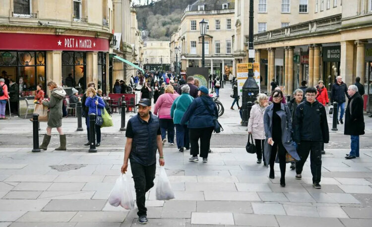 Theo đánh giá của CNN, đây là biện pháp giới hạn nghiêm khắc nhất được áp dụng tại Anh, kể từ thế chiến thứ hai. Ảnh trái là khu vực trung tâm thành phố Bath, hạt Somerset hồi đầu tháng 3. Nơi đây luôn tấp nập khách du lịch. Ảnh bên phải là trung tâm thành phố hiện tại.