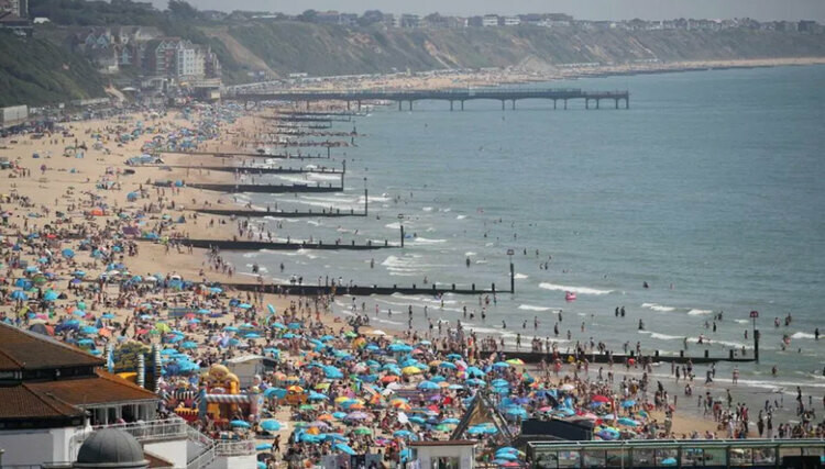 Anh hiện có hơn 22.100 ca nhiễm nCoV, và hơn 1.000 người tử vong vì dịch bệnh này. Trên ảnh là bãi biển Bournemouth ở hạt Dorset vào năm ngoái và hiện tại.