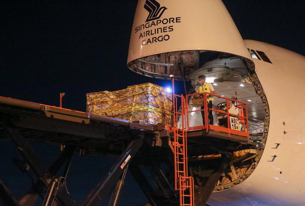 Vắc xin Pfizer - BioNTech đã đến Singapore vào tối 21-12-2020 tại sân bay Changi, trên máy bay chuyên chở hàng hóa SIA Boeing 747-400, theo thông tin ghi nhận lịch trình từ thủ đô Brussels của Bỉ - Ảnh: Channel News Asia.