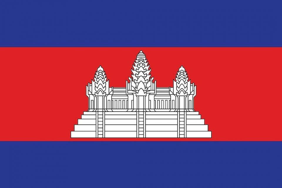 Campuchia là một trong 5 nước có quốc kỳ in hình những tòa nhà. 4 nước còn lại là Afghanistan, Bồ Đào Nha, Tây Ban Nha và San Mario, theo World Atlas. Lá cờ ba màu: xanh, trắng, đỏ. Màu đỏ tượng trưng cho sự dũng cảm, màu xanh là tình anh em, tự do và hợp tác. Tòa nhà màu trắng chính là di sản thế giới, đền Angkok Wat được xây dựng vào thế kỷ 12 dưới thời vua Suryavarman. Ảnh: World Atlas.