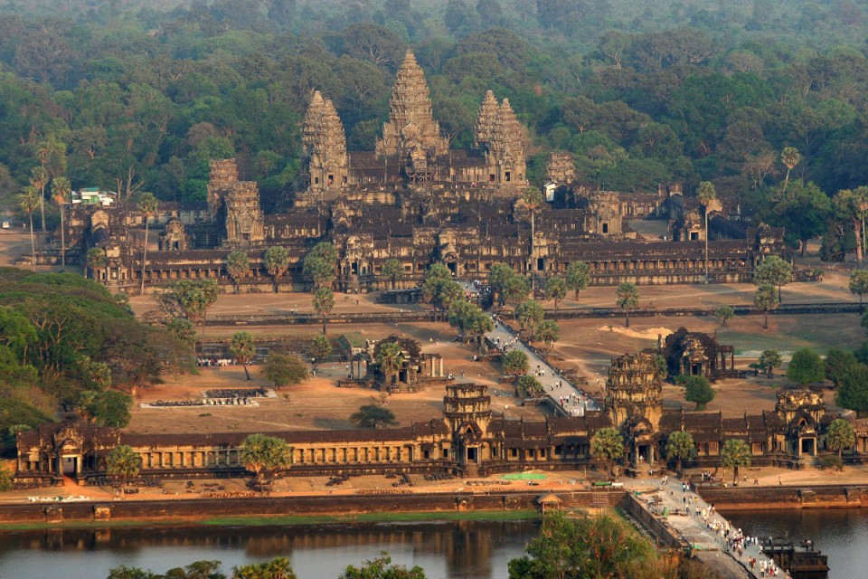 Angkor Wat là công trình kiến trúc tôn giáo lớn nhất thế giới. Quần thể Ankor Wat nằm trên diện tích hơn 1,6 triệu mét vuông - gấp đôi diện tích quần thể tôn giáo lớn thứ hai thế giới, Sri Ranganathasvamy, một ngôi đền Hindu ở Ấn Độ. Ảnh: History.
