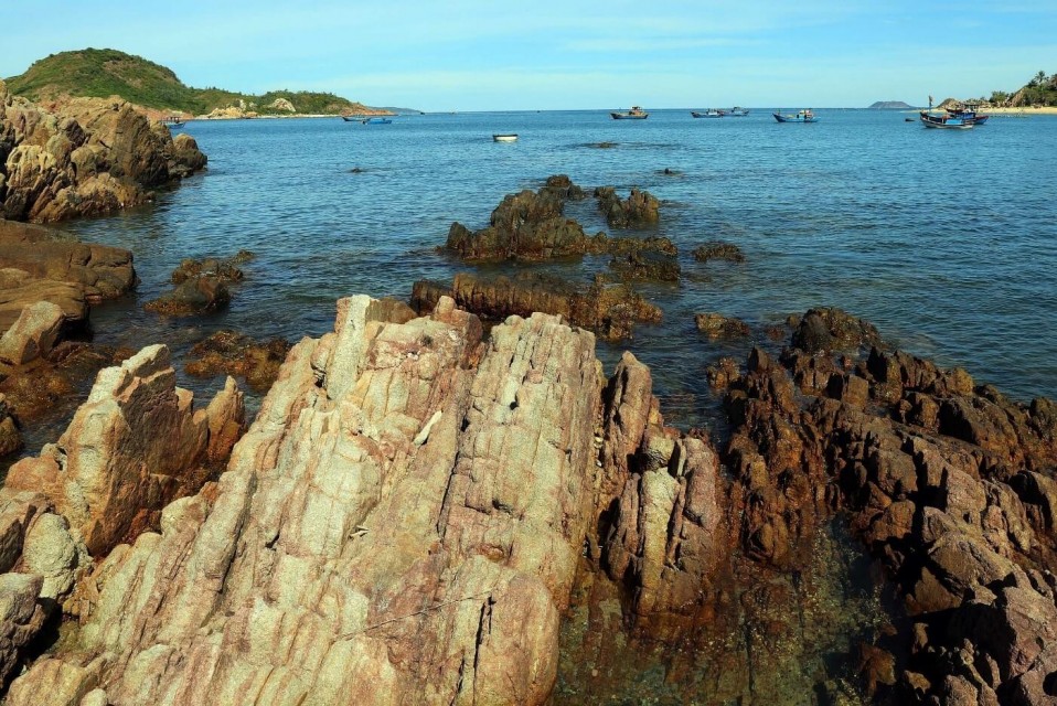 Được mệnh danh "những viên ngọc trong đá", Bãi Xếp có những rặng đá tự nhiên nổi lên mặt nước, nơi nhiều du khách thích chụp ảnh check-in. Kết hợp với biển xanh, cát trắng, những núi đá nhiều hình thù đã tạo cho Bãi Xếp vẻ đẹp khó lẫn với các bãi biển khác ở Quy Nhơn. Ảnh: Hữu Khoa.