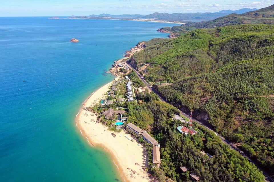 Bãi Xếp có lưng tựa núi, lưng chừng là Quốc lộ 1D nối Quy Nhơn - Sông Cầu (Phú Yên). Quốc lộ này được mệnh danh là 