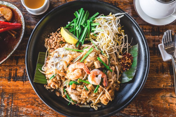 Pad Thai là một trong những món ăn chính của người dân. Đây là một món mì gạo chiên/xào truyền thống, với thành phần gồm có mì gạo xào với trứng và đậu phụ, cùng ớt đỏ, bột me, nước mắm và đường thốt nốt. Đĩa mì được trộn cùng lạc rang giã nhỏ, tôm, tỏi hoặc hẹ tây. Ảnh: Asian inspirations.