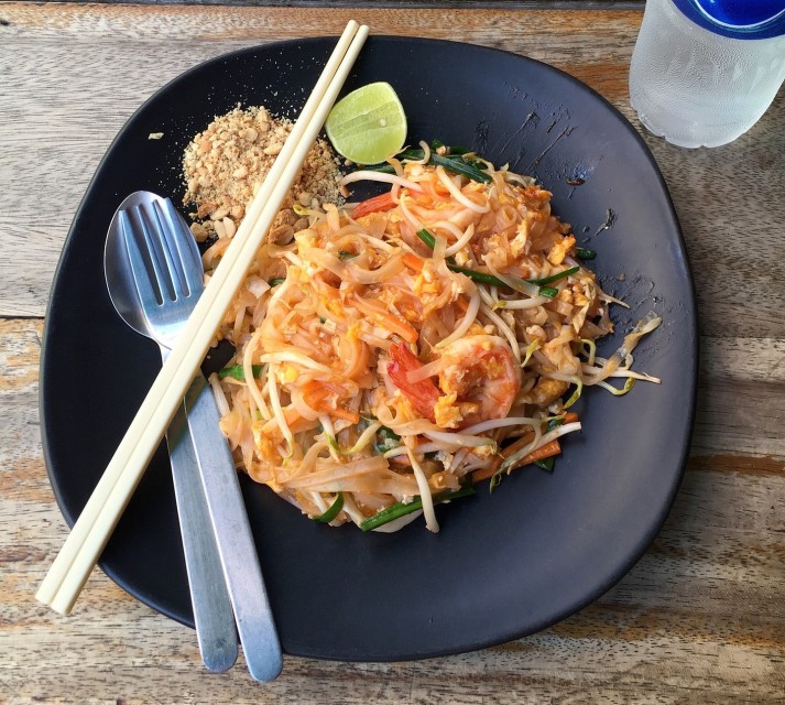 'Bất cứ khi nào chúng tôi thử món ăn Thái, chúng tôi sẽ thử pad Thai trước tiên vì đó là cách để đánh giá xem một nhà hàng ngon như thế nào', đầu bếp người bản xứ Nick Srisawat từng chia sẻ trên Gastronomica. Ảnh: Pixabay.