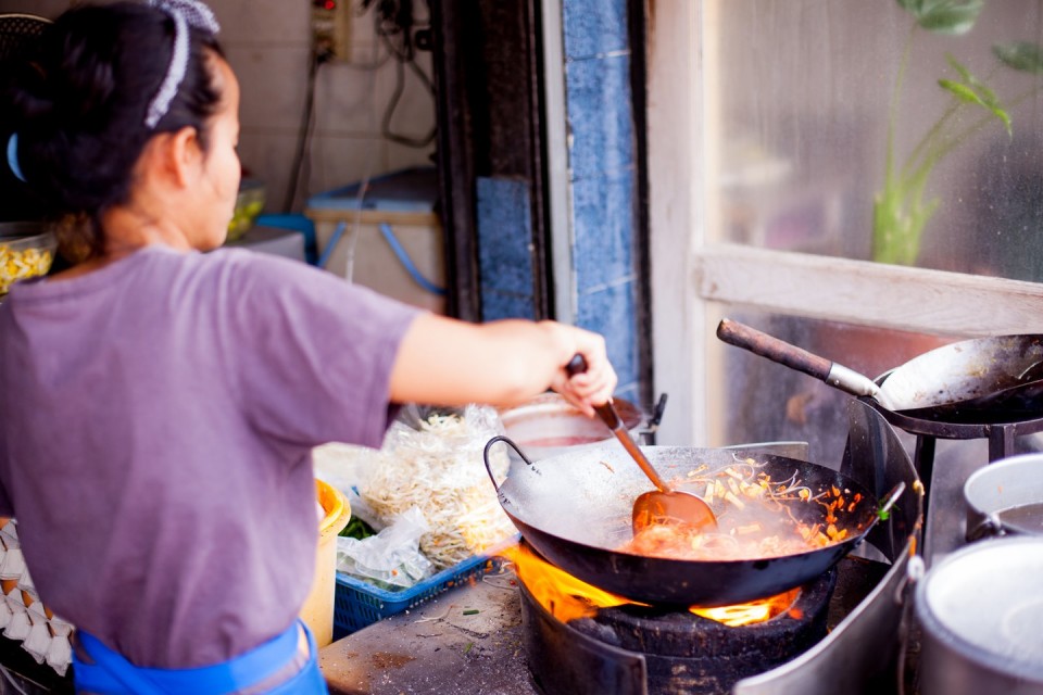 Còn theo đầu bếp Adam Cliff, chủ nhà hàng Thái nổi tiếng Samsen, ở quận Wan Chai, Hong Kong, điều quan trọng nhất của món ăn này là phải để chảo nóng. Như thế, các nguyên liệu không bị dính vào nhau. Bên cạnh đó, đầu bếp phải kiểm soát được nhiệt độ trong quá trình xào, vì me và đường thốt nốt dễ bị cháy xém. Ảnh: Kenneth Lu/Flickr.