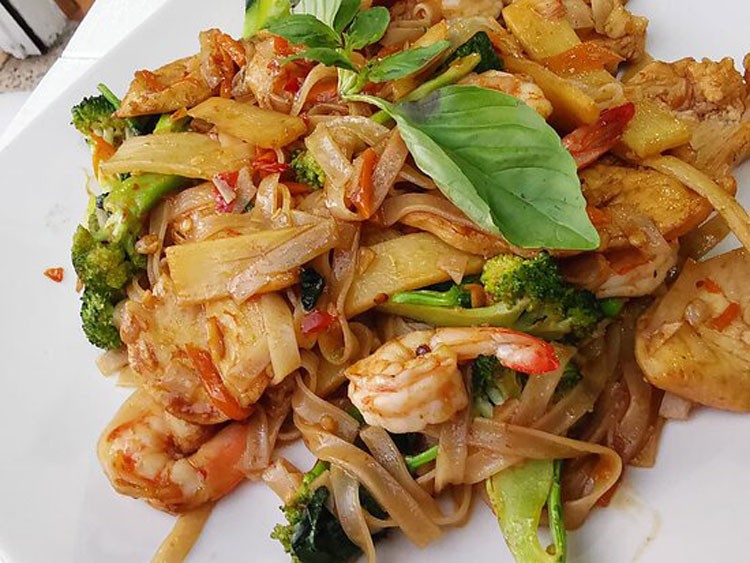 Sau khi pad được mệnh danh là món ăn quốc gia, nó nhanh chóng trở nên nổi tiếng khắp đất nước. Và ngày nay, nó là một trong những lựa chọn hàng đầu của du khách khi ghé thăm. Bạn có thể tìm thấy món ăn này ở mọi nơi trên đất nước xứ sở chùa vàng, từ vùng núi phía bắc đến những con phố sầm uất ở Bangkok. Ảnh: A Teacher Traveling.