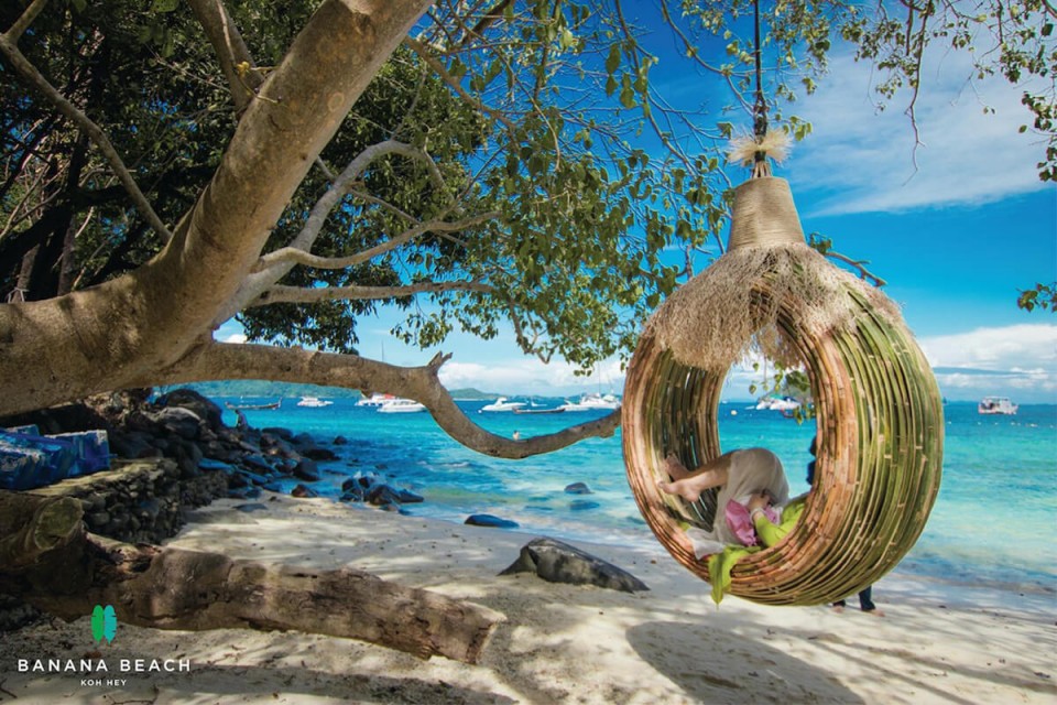 Bãi Chuối là góc đẹp nhất của đảo San Hô, cũng là một trong những điểm tham quan đẹp nhất tại Phuket với màu nước biển xanh ngắt và bờ cát trắng. Để đến được đây, du khách cần đi tàu cao tốc từ bến Chalong. Một số hoạt động hút khách tham quan ở đây là lặn với ống thở, chèo thuyền kayak 