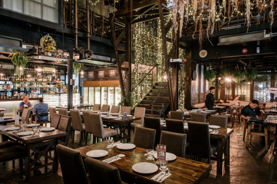 Dibuka Restaurant & Bar Phuket là nơi dừng chân cho những du khách tìm kiếm các món ăn Thái ngon, đúng vị. Nhà hàng được trang trí theo phong cách mộc mạc xen lẫn công nghiệp. Vào buổi tối, tại đây thường mời các ban nhạc và ca sĩ nổi tiếng của Thái Lan đến trình diễn. Ảnh: BKK.