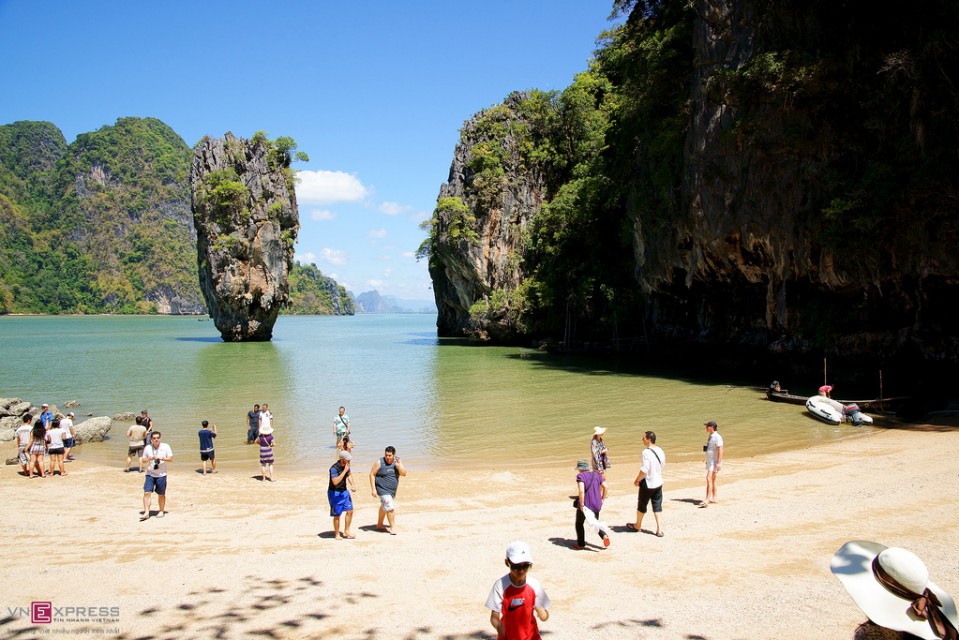 Điểm đặc biệt của vịnh Phang Nga là những núi đá vôi nhô ra khỏi mặt nước màu xanh ngọc lục bảo theo chiều thẳng đứng. Trong số các hòn đảo trên vịnh, đảo James Bond (nơi từng quay Điệp viên 007) và Koh Panyee là hai nơi hút khách. Ảnh: Tâm ND.