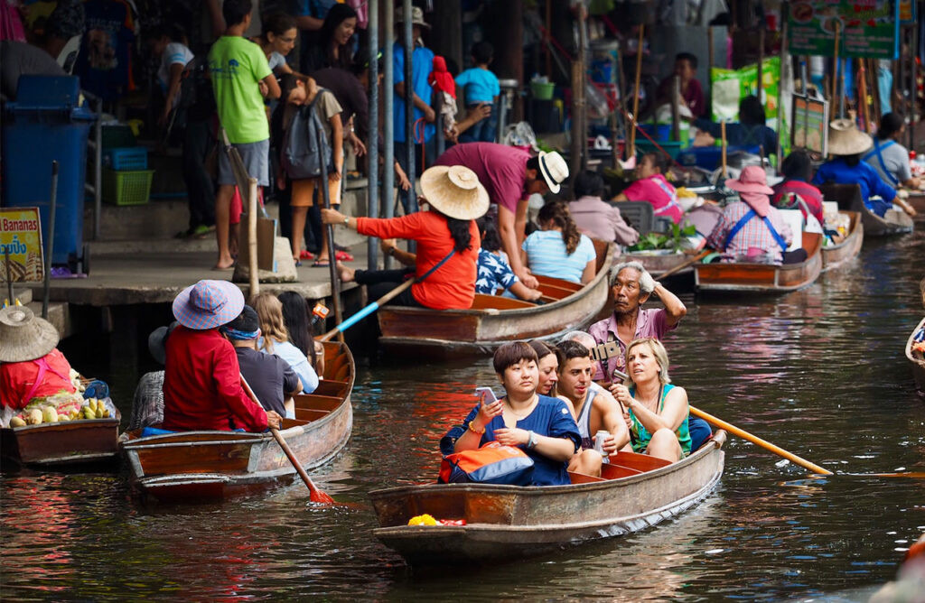 Du khách đi chợ nổi ở Thái Lan hồi tháng 4. Ảnh: Panorama destination.