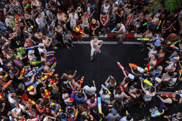 Lễ hội Songkran kéo dài 7 ngày, thu hút nửa triệu du khách đến Thái Lan. Ảnh: Reuters.
