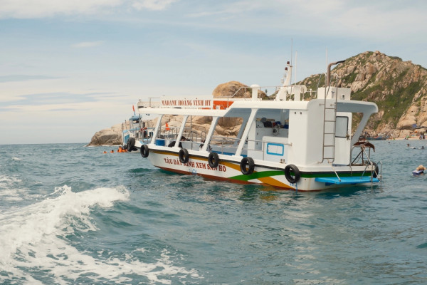 T&agrave;u đ&aacute;y k&iacute;nh chở kh&aacute;ch ngắm san h&ocirc; ở Vĩnh Hy. Ảnh: B&iacute;ch Phương.