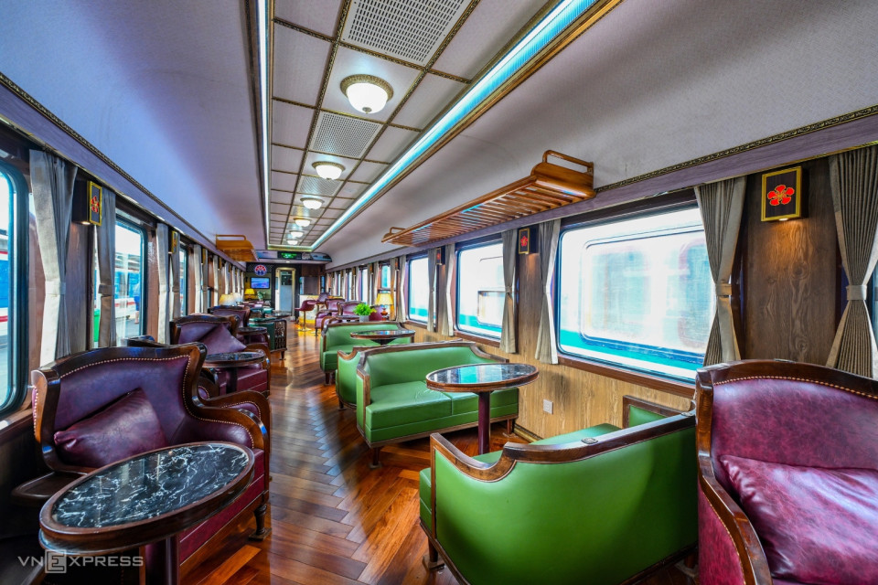 Khoang cao cấp của t&agrave;u hỏa Hoa phượng đỏ. Ảnh: Giang Huy.